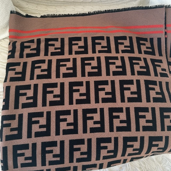 Pre-loved Fendi poncho - Picture 5 of 6